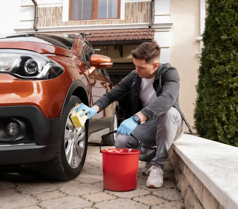 Lavage auto à domicile Saint-Pierre-d'Irube : professionnel intervenant sur un véhicule